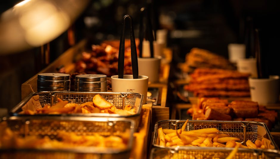 Mãos segurando um snack industrializado aberto, revelando rótulos com ingredientes alterados sobre uma mesa de cozinha