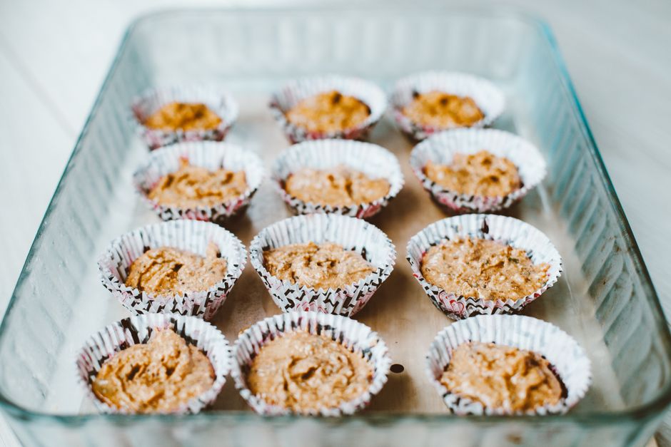 Um muffin de café com canela fresco, coberto de crocante streusel e uma fatia de queijo derretido