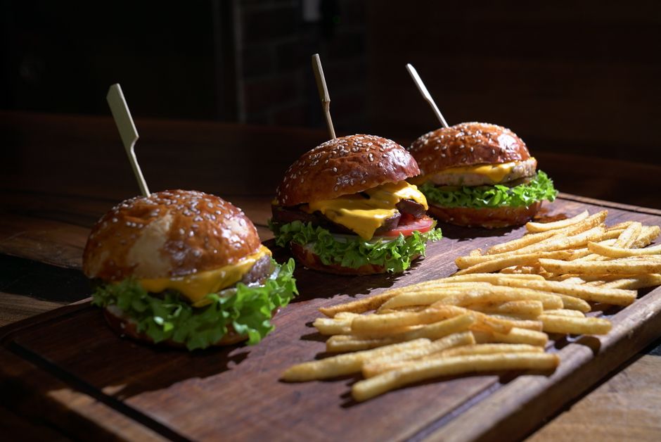 Um burger saudável com cogumelos frescos e queijo suíço derretido em uma pão integral