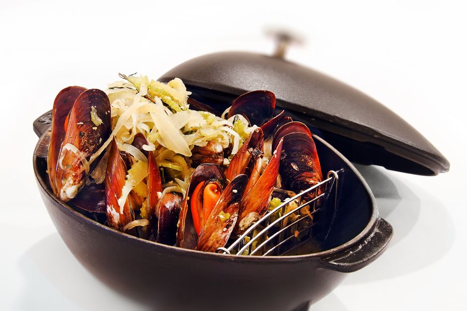 Pessoas praticando natação ao redor de um prato de mussels frescos e saudáveis
