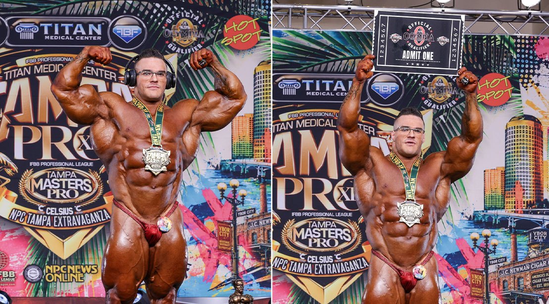 Nick Walker, musculoso, ergue a taça no palco iluminado ao lado de halteres, garrafa de whey e um prato de peito grelhado
