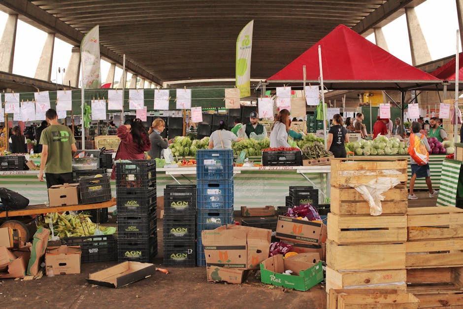 Mulher madura prepara uma salada colorida com vegetais frescos e grãos, focada em nutrição funcional e vitalidade