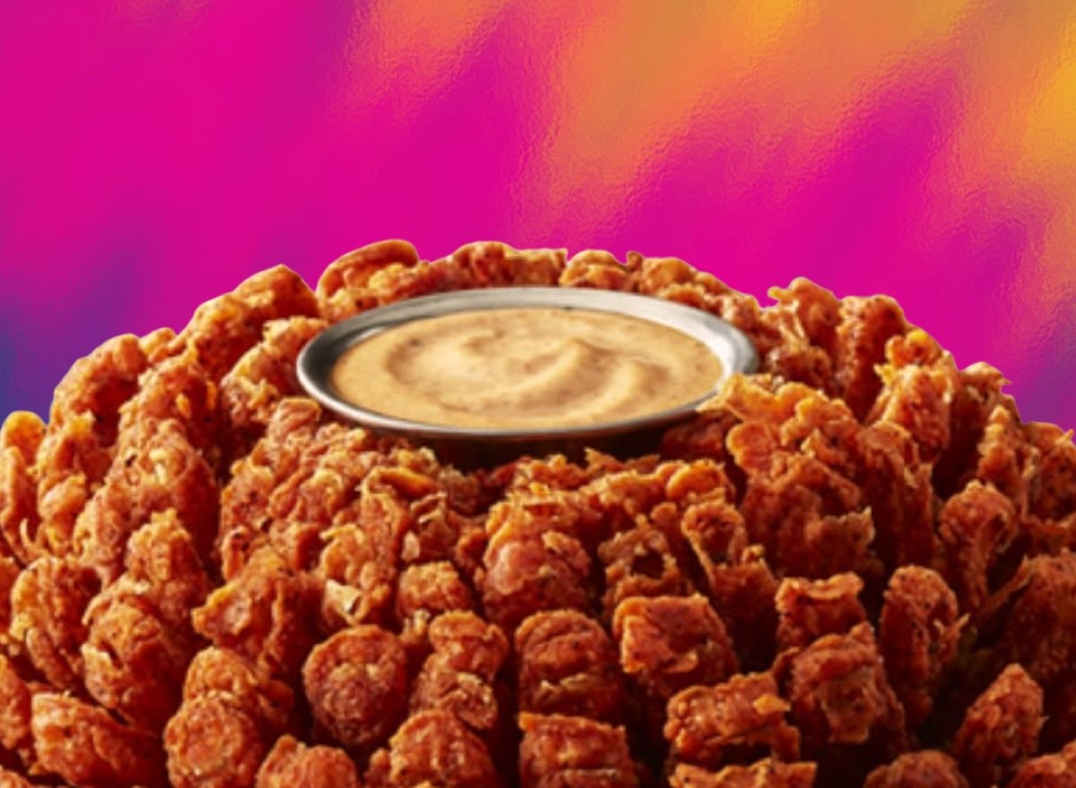 Uma cebola cortada em pétalas finas, empanadas e fritas, com textura crocante e suave