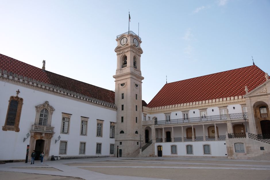 Pessoa segurando um copo de água com creatina em pó ao lado de comprimidos mastigáveis, granulado e pellets da TSI