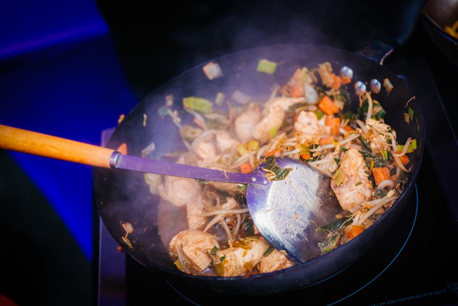 Pedacinhos de frango crocante empanados, molho cítrico e folhas de gengibre fresco