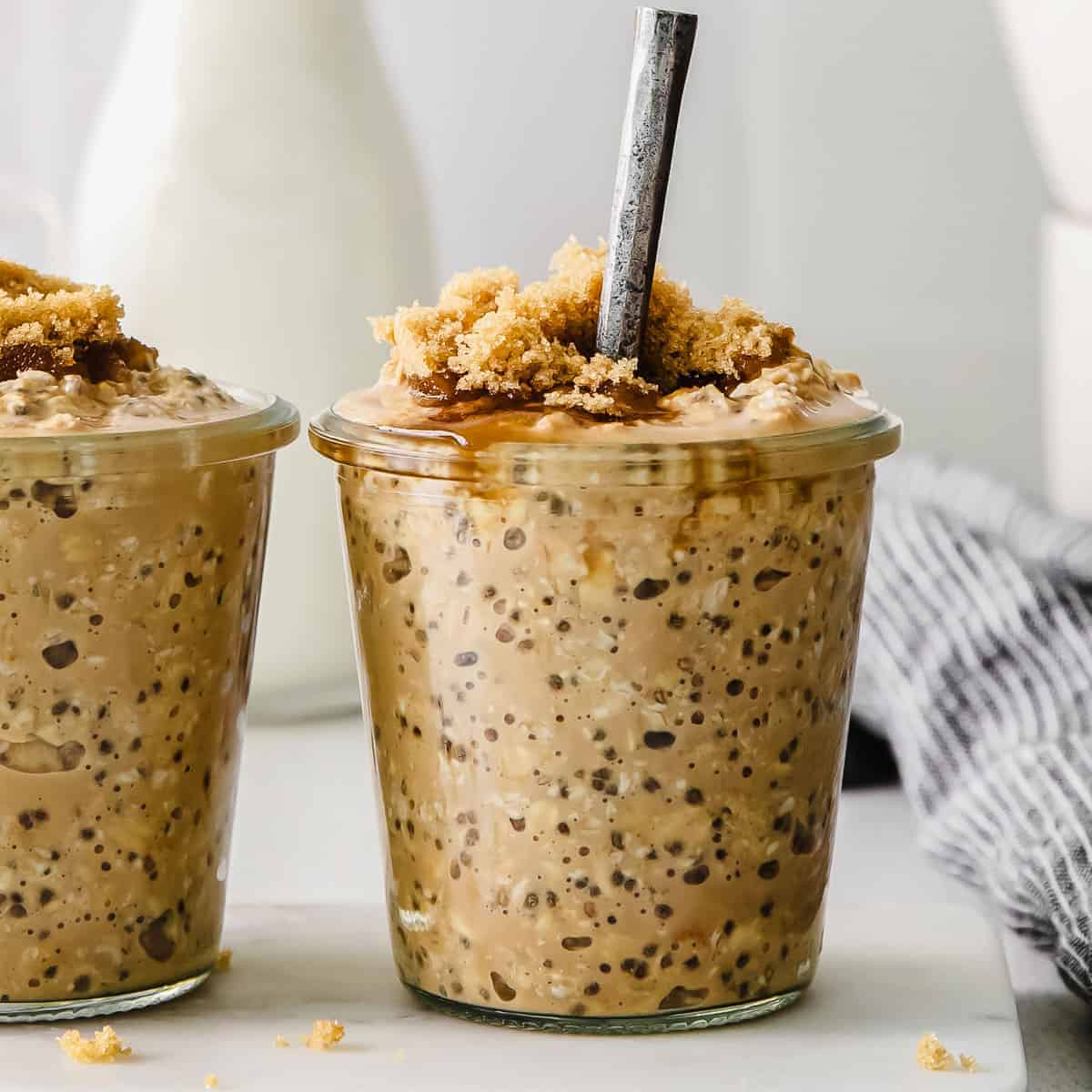 Uma tigela de overnight oats de café com aveia, chia, leite vegetal, café expresso e frutas frescas