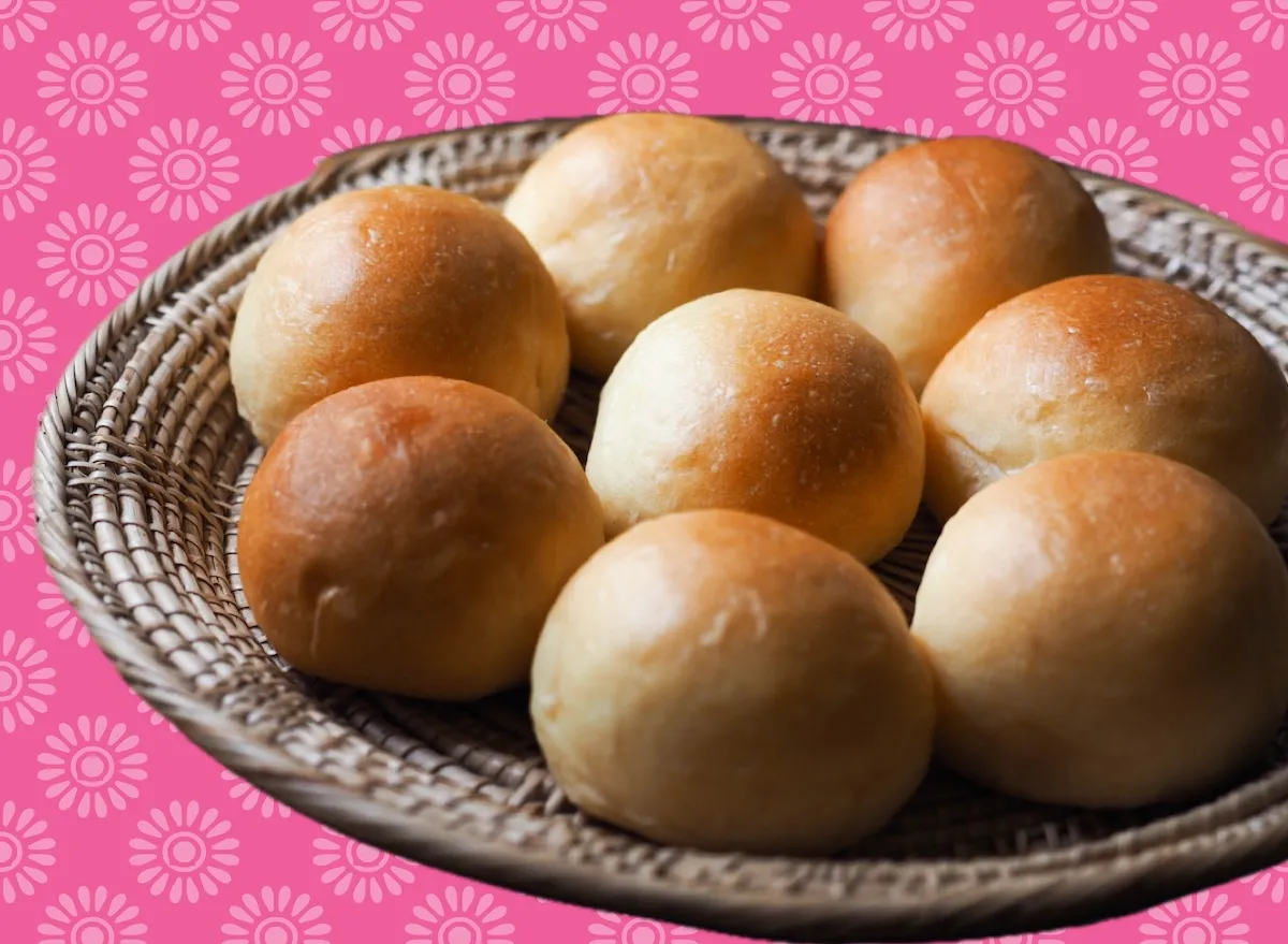Um pão de queijo integral fresco e crocante, servido com uma fatia de abacate, é uma opção saudável e saborosa