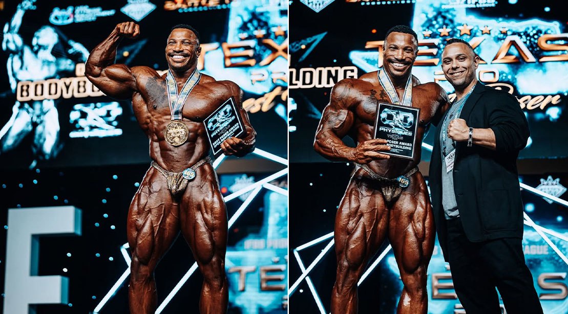 Patrick Moore flexiona peito no palco do Texas Pro, segurando a faixa ao lado de halteres e banner do Mr. Olympia