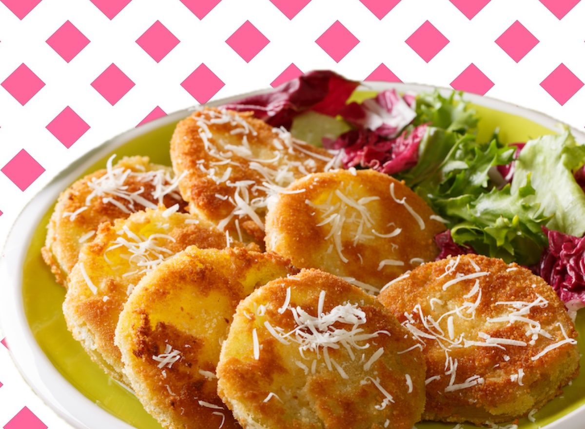Um peixe frito saudável com filé fresco e camada fina de farinha integral, assado em óleo de coco
