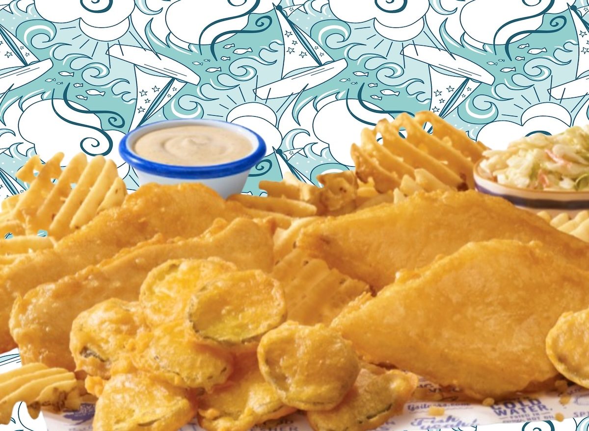 Prato com filé de peixe dourado ao lado de vagens salteadas, garfo e garrafa de água ao fundo