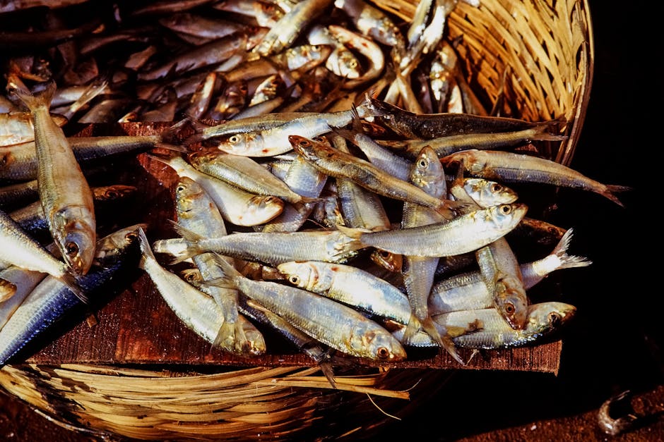 Filé de peixe dourado em airfryer ao lado de salada fresca e limão, destacando uma opção saudável e crocante