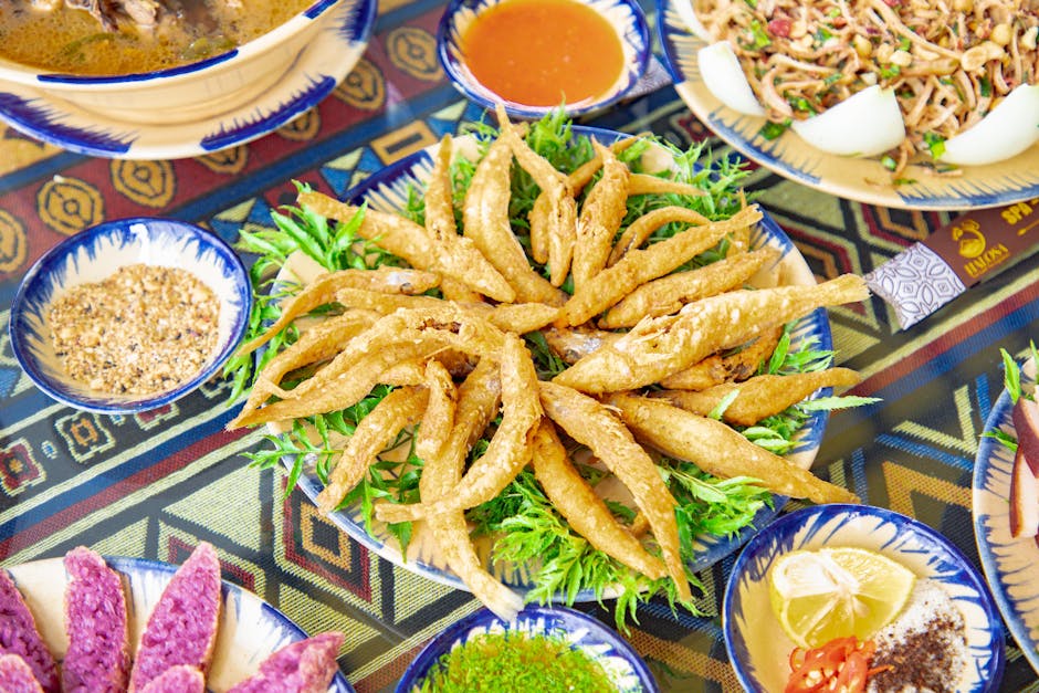 Um peixe frito crocante e dourado, com fatias de limão e folhas de coentro frescas