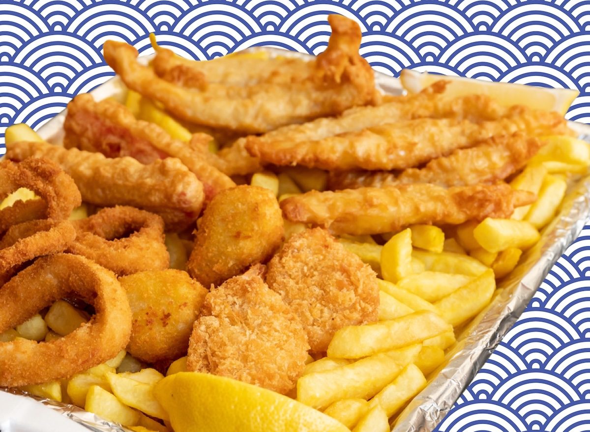 Um peixe fresco, tilápia ou linguado, com filés firmes e pouca gordura, sobre uma grelha ou prato
