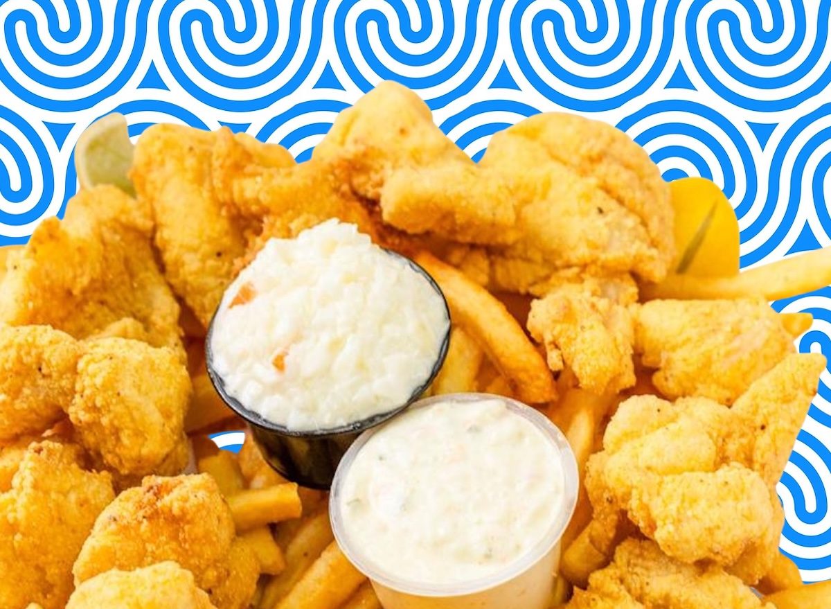 Filé de peixe frito crocante, dourado, ao lado de salada verde, limão e molho leve
