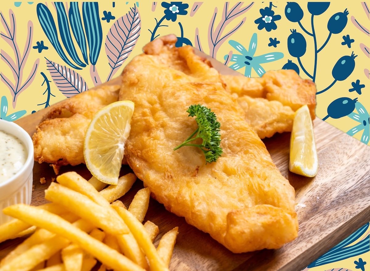 Prato com filés de peixe dourado e picles fritos crocantes, acompanhado de limão e salsa picada
