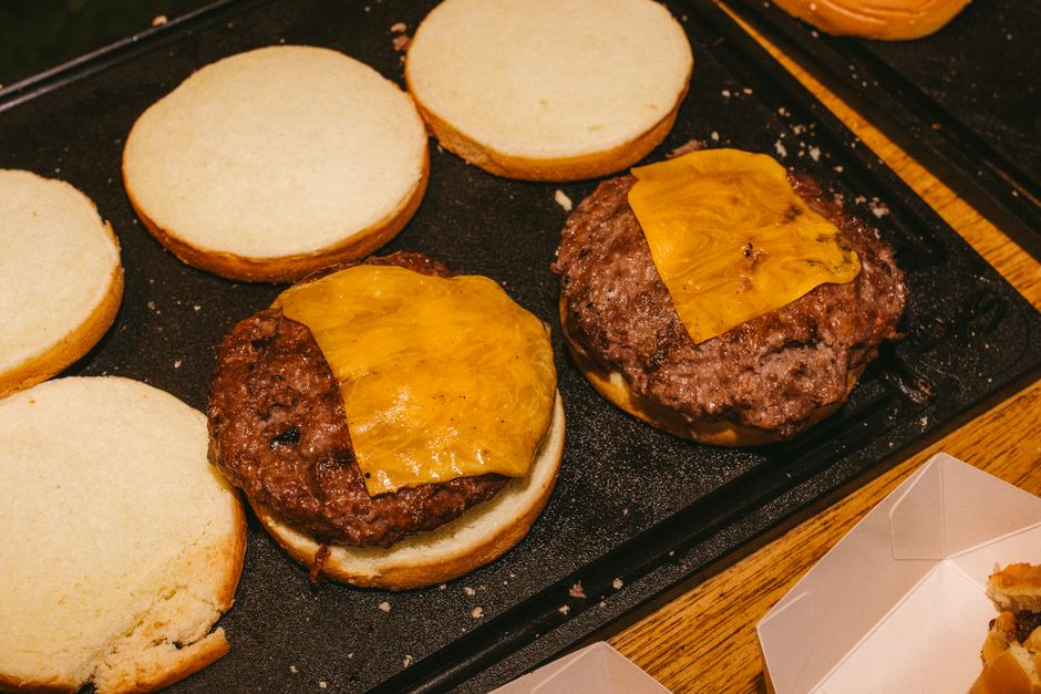 Um sanduíche de peru assado assado com bacon crocante e vegetais frescos