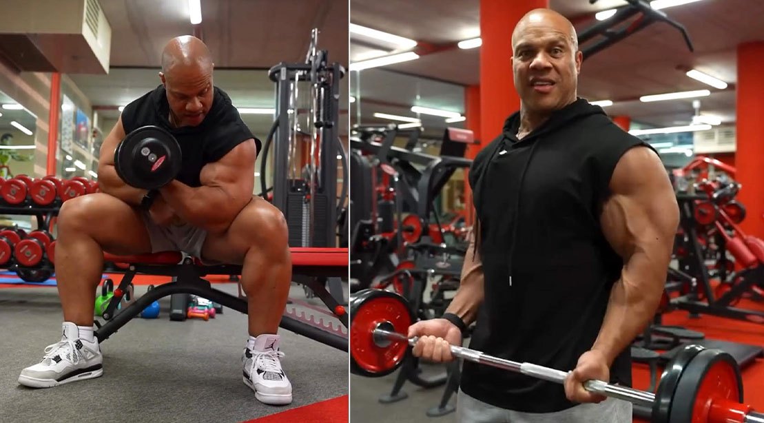 Um homem com braços musculosos e definidos realiza um exercício de curl com halteres