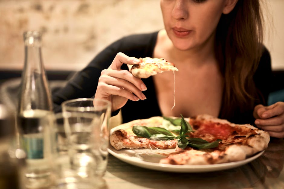 Pizza congelada sobre uma mesa, ao lado de um tapete de yoga e halteres, simbolizando praticidade pós-treino
