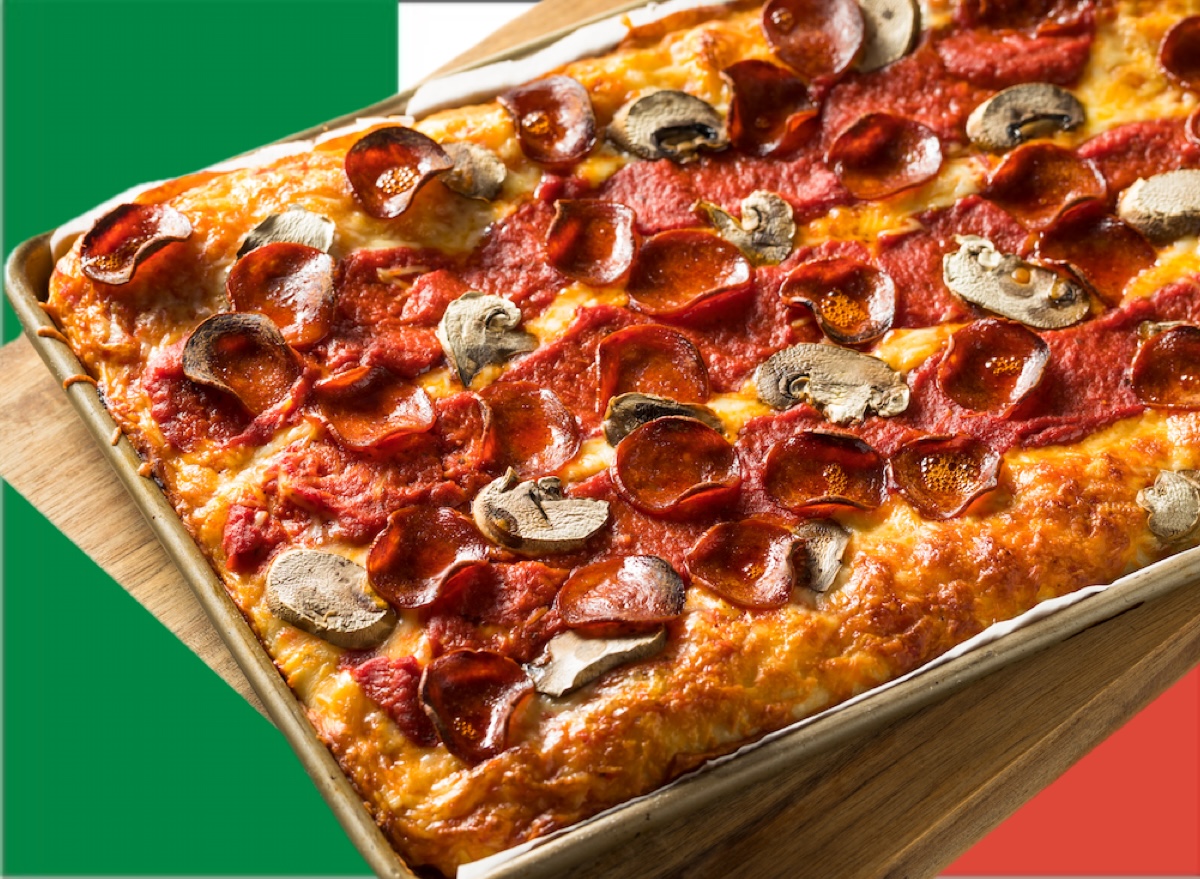 Fatia de pizza sobre uma mesa de madeira ao lado de uma fita métrica e um estetoscópio, simbolizando escolhas dietéticas