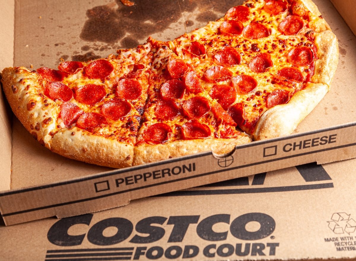 Uma pizza em fatia grande com massa crocante, molho de tomate espesso e queijo derretido e cremoso