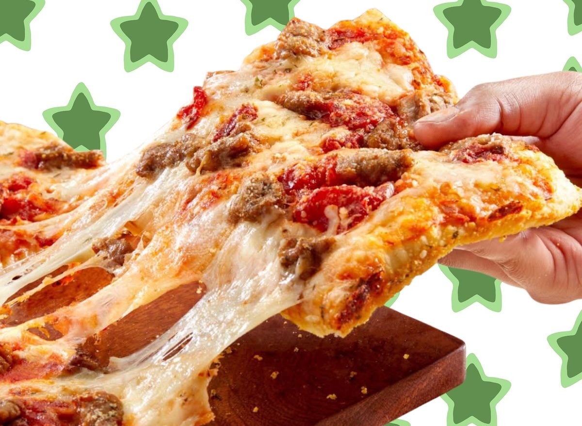 Pizza retangular crocante com molho de tomate, queijo derretido e folhas de rúcula fresca ao lado