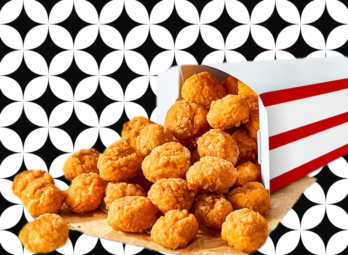 Pequenos pedaços de frango fritos até ficarem crocantes e cobertos em uma camada fina de empanado