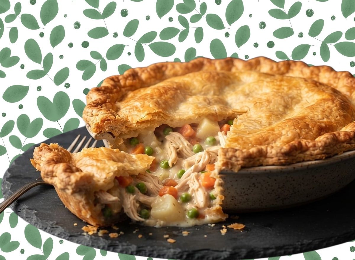 Torta de frango crocante com massa dourada ao lado de salada verde e suco detox