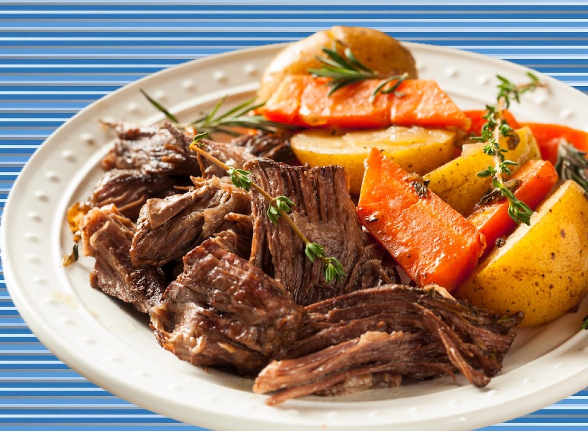 Carne de músculo cozida lentamente na panela com cenoura, batata, cebola e caldo caseiro, servida em prato rústico