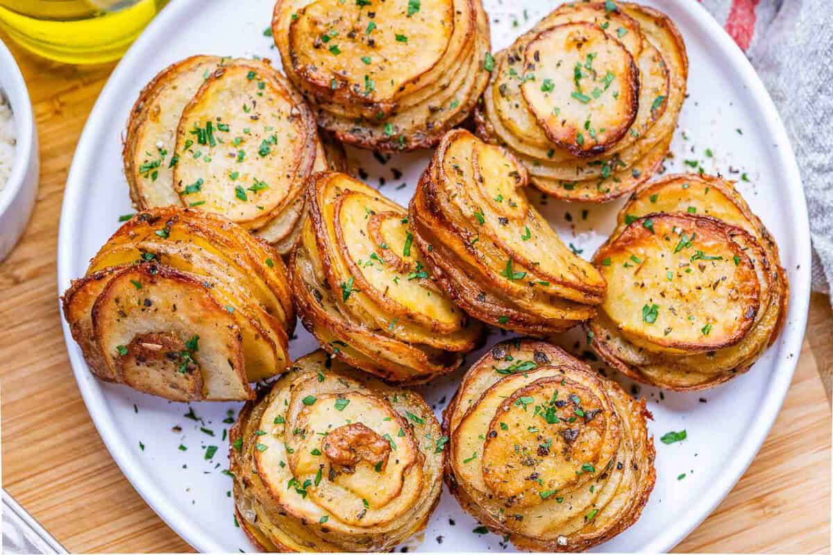 Batatas fatiadas e temperadas em forma de muffin, crocantes por fora e macias por dentro