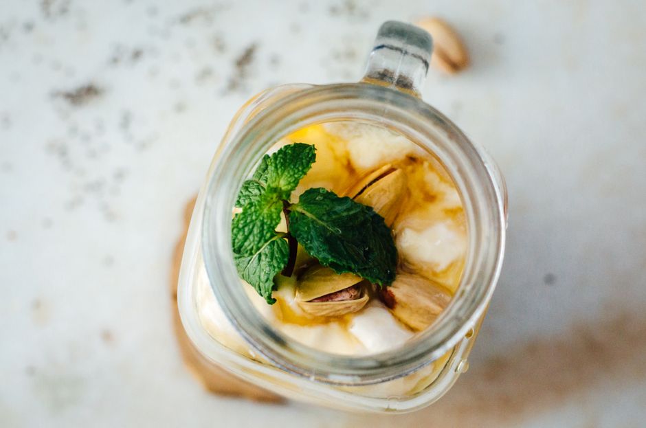 Peso de um prato de feijão preto fermentado com vegetais e um copo de suco de kimchi ao lado