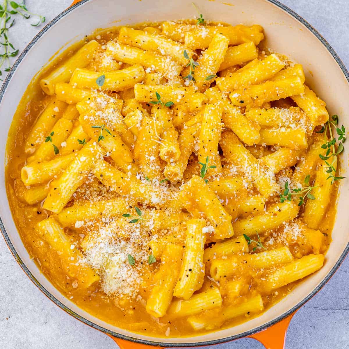 Prato de macarrão ao molho de abóbora cremosa, com cubos de abóbora enlatada, alho dourado, cebola caramelizada e queijo ralado por cima