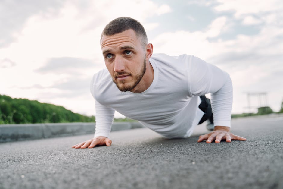 Homem de 55 anos em roupa esportiva, realizando flexão de braço no chão, com halteres ao lado e cronômetro digital ao fundo