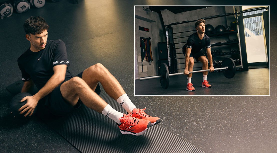 Um treinador de força levanta pesos de barra enquanto usa o Reebok Nano Gym 2.0