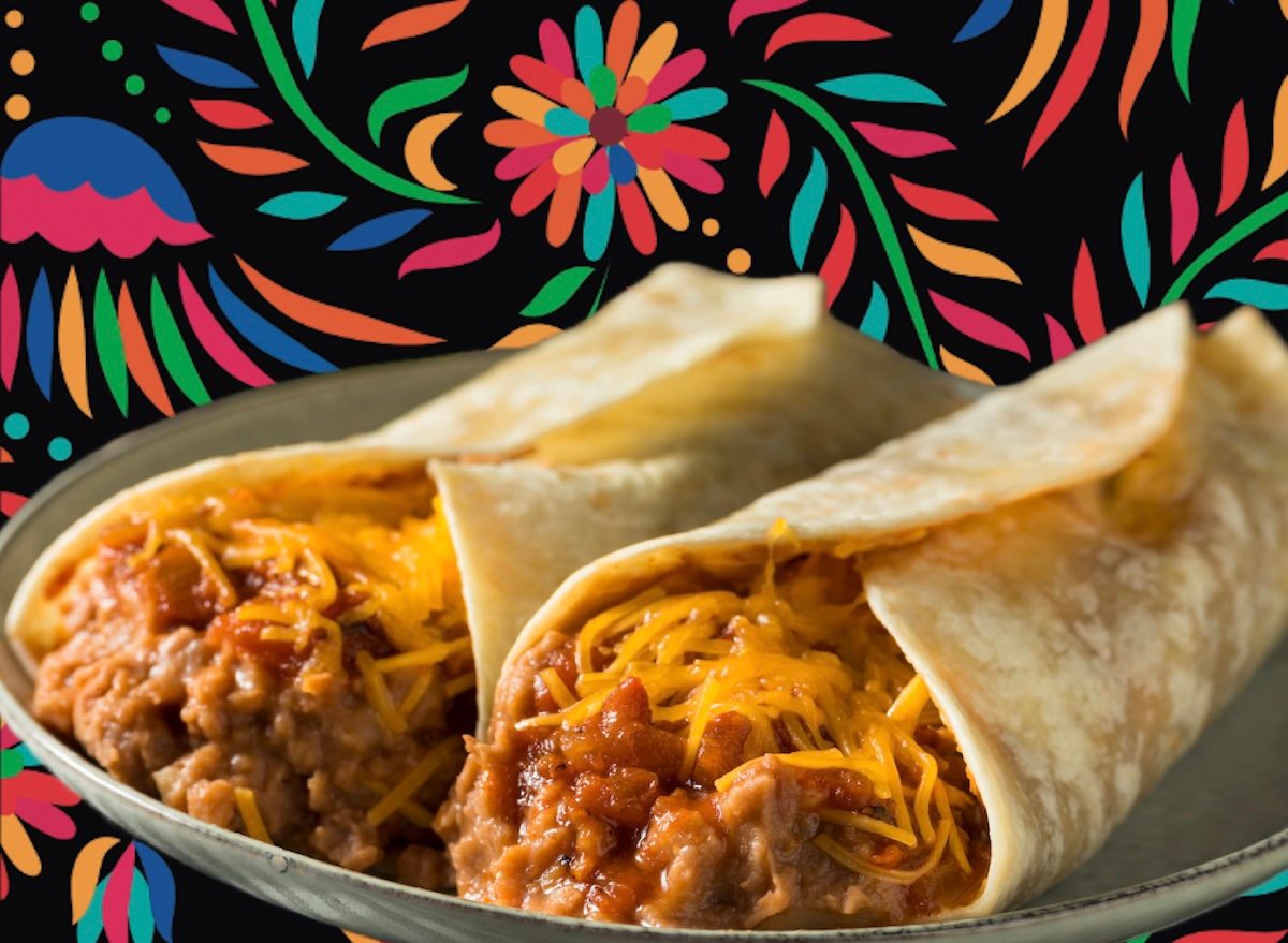 Uma tigela de enchiladas verdes congeladas com textura cremosa e sabor intenso