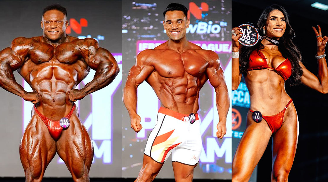 Tonio Burton posando com o troféu no palco do fisiculturismo, exibindo musculatura definida sob luzes intensas