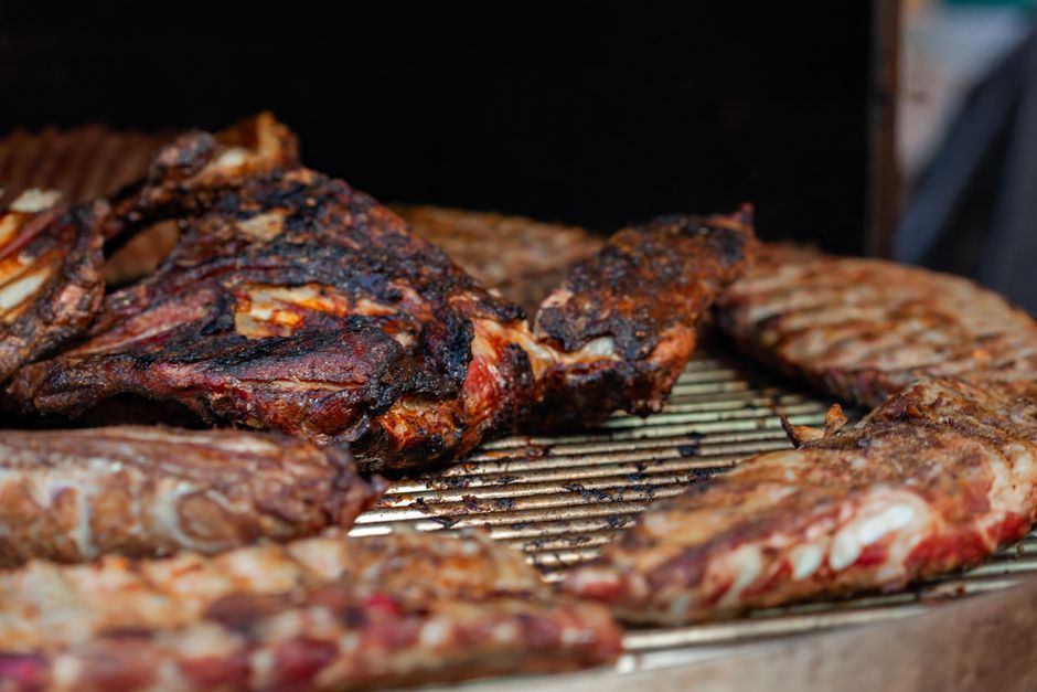 Costelas de porco e bovino grelhadas, acompanhadas de picles e cebola caramelizada