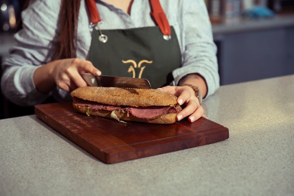 Uma fatia de roast beef magro e bem cortada sobre uma fatia de pão integral, acompanhada de vegetais frescos e queijo