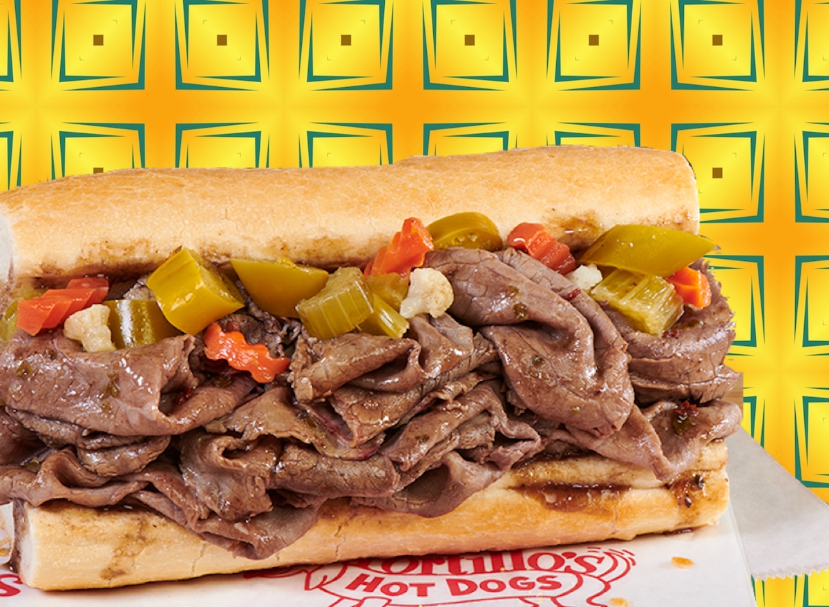 Um pedaço de roast beef cortado a fatias finas, com molho au jus dourado e tempero acentuado