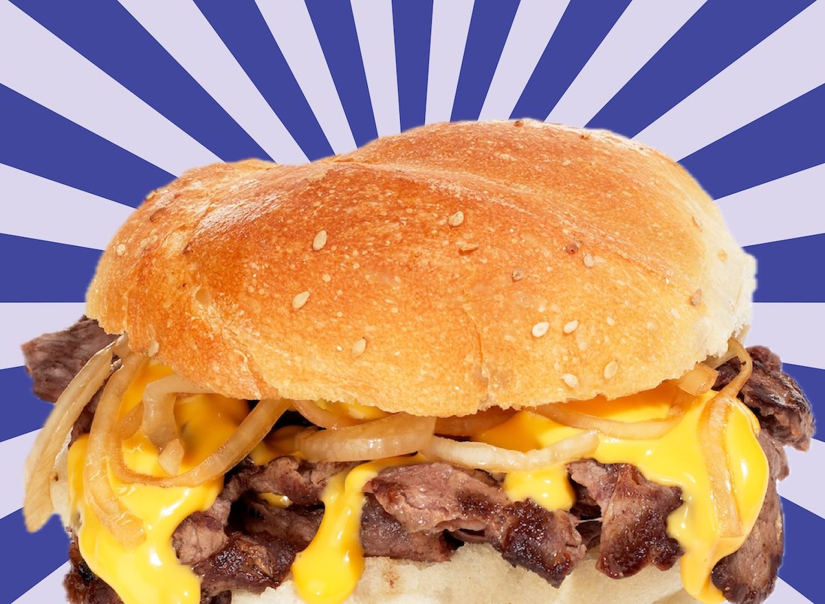 Um sanduíche de roast beef com fatias de carne macia e bem cortadas em um pão integral recheado com vegetais frescos