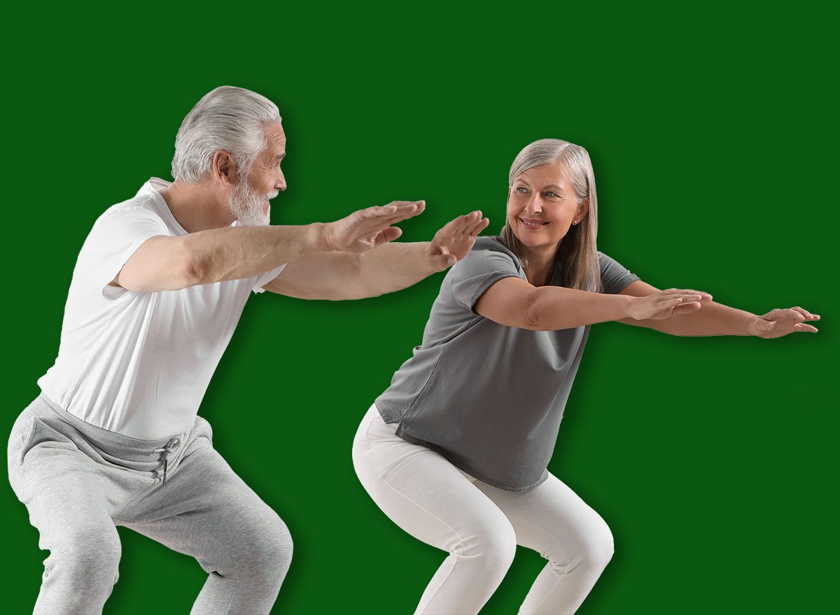 Uma pessoa em pé, com braços estendidos para cima e pernas separadas, realizando um exercício de alongamento e equilíbrio