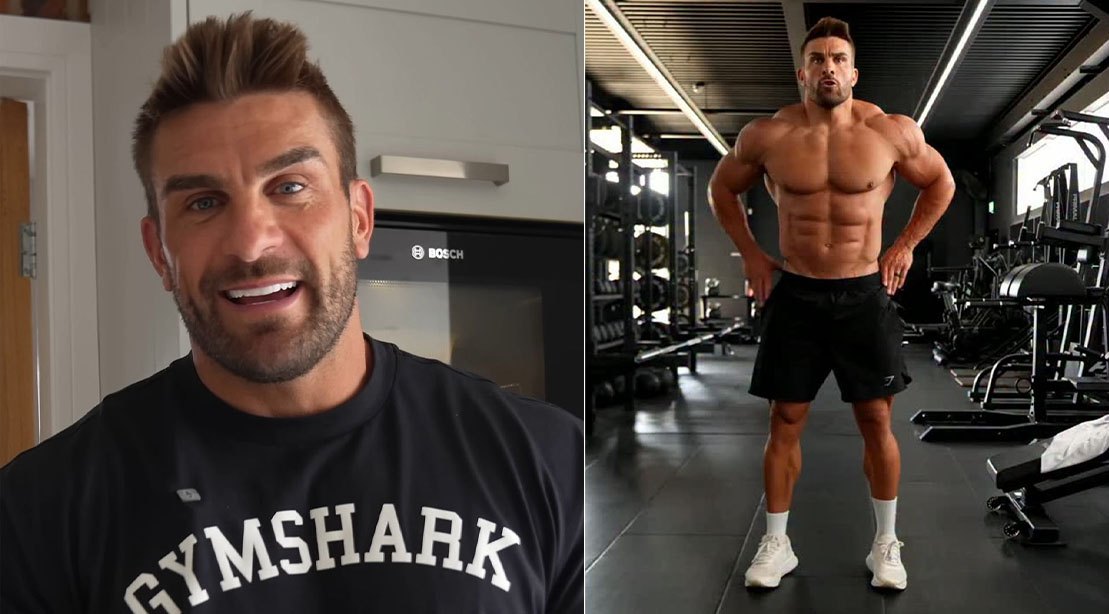 Um homem musculoso e sorridente, segurando uma xícara de chá verde e olhando para uma foto motivacional em sua parede, representando uma mentalidade positiva