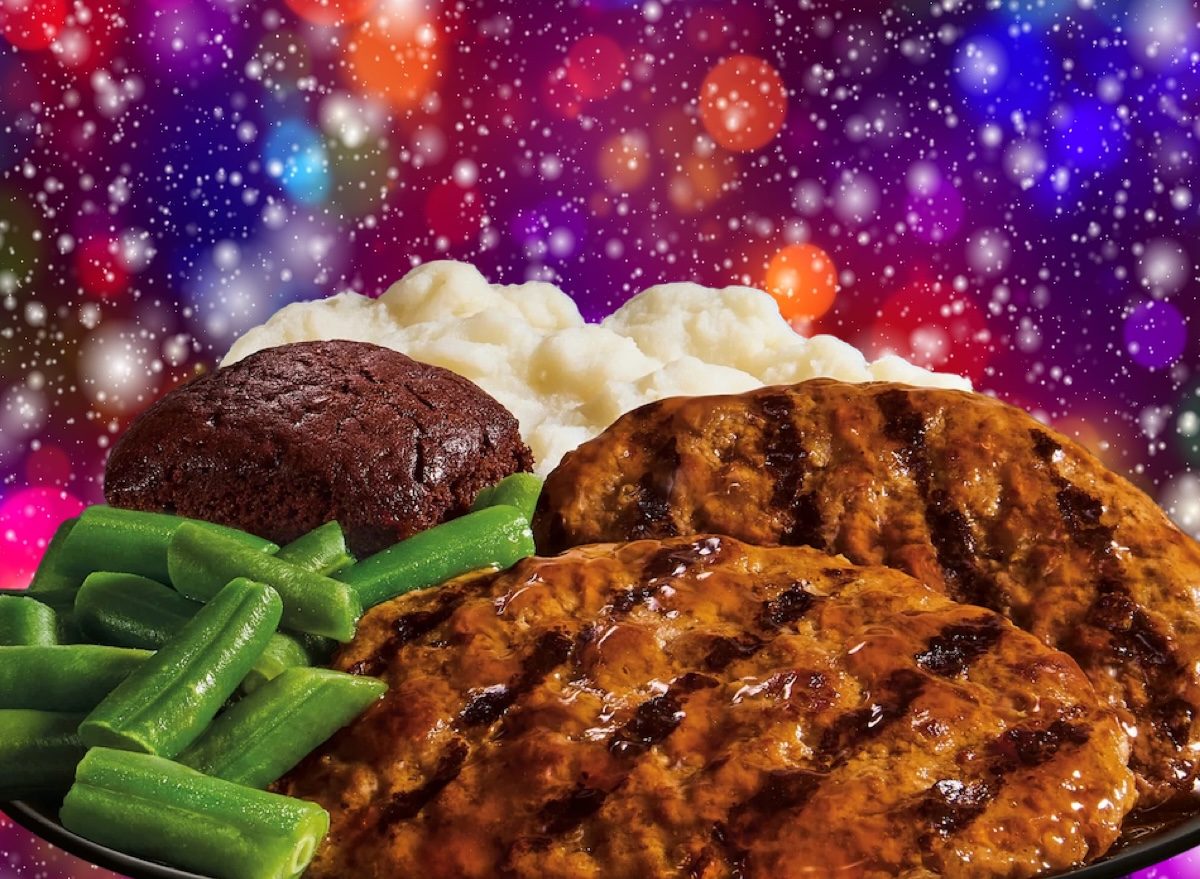 Um prato de Salisbury steak congelado de uma das marcas mencionadas, com uma fatia de queijo derretido e vegetais ao lado