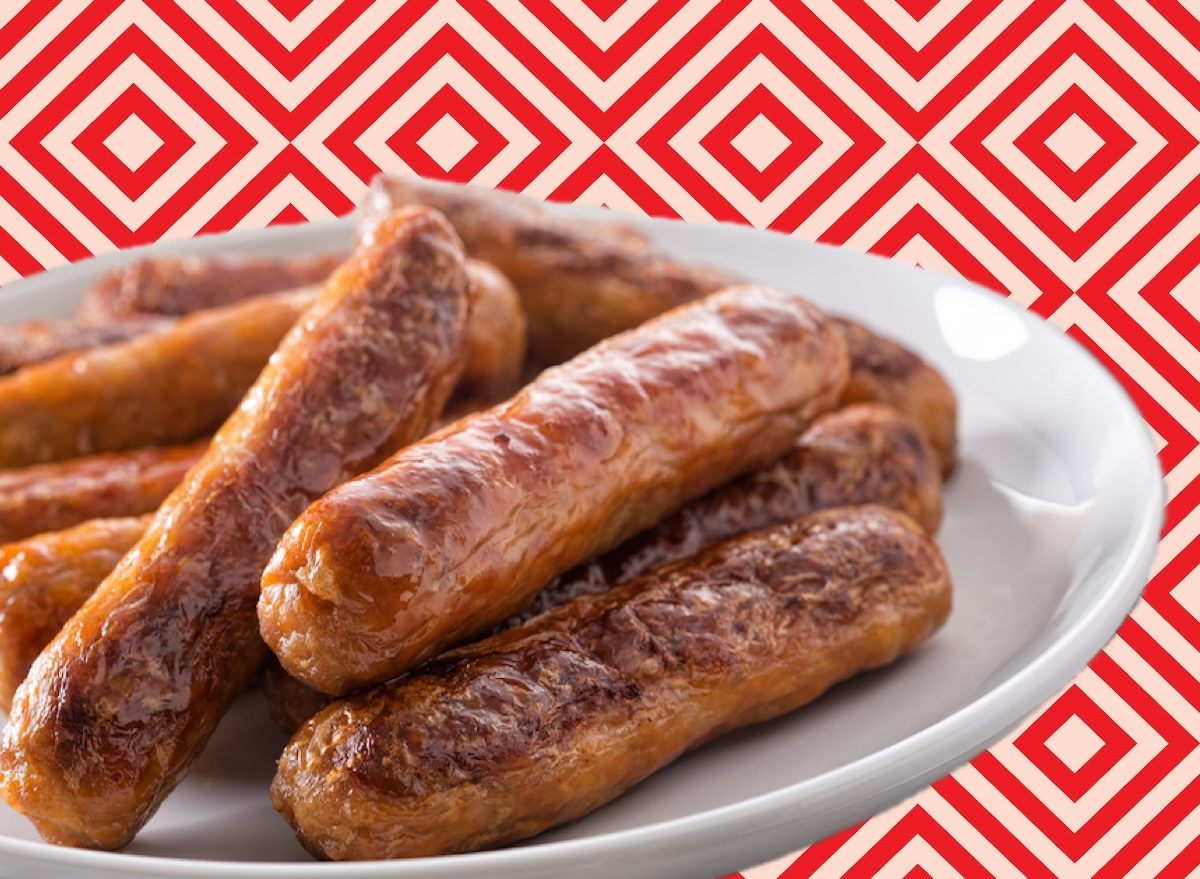 Uma salsicha de carne vermelha da Jones Dairy Farm é exibida em uma fatia de pão, ao lado de outros ingredientes como cogumelos e queijo