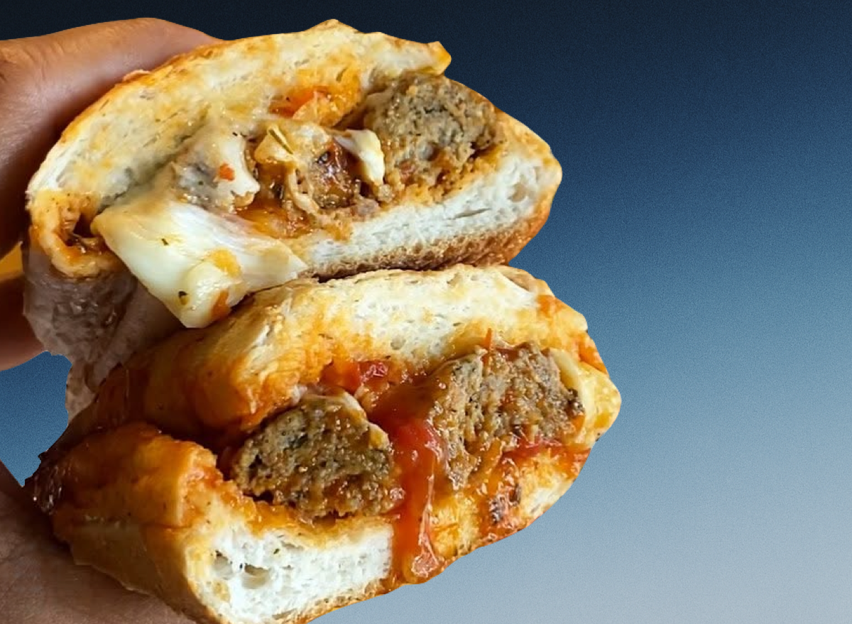 Pão italiano tostado com almôndegas suculentas, molho de tomate vermelho e queijo mussarela derretido, tudo em close
