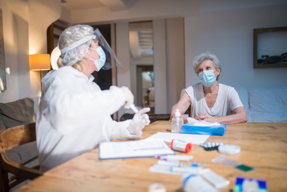 Pessoa segurando seringa de semaglutide ao lado de halteres e um copo de shake proteico