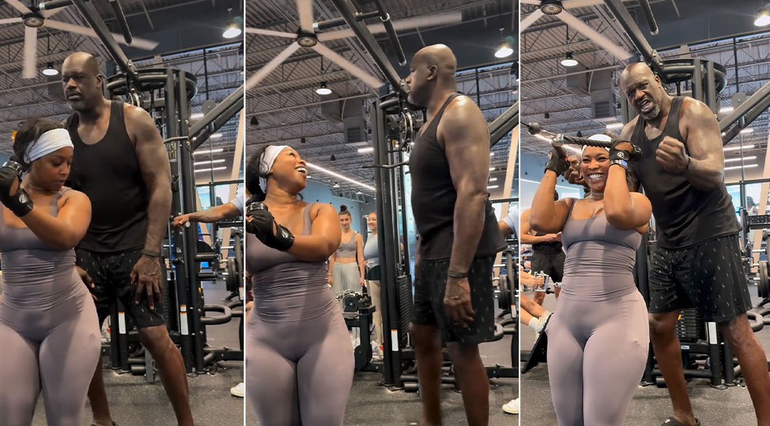 Um homem de calça de academia e camiseta de uma marca de suplementos, ao lado de uma pessoa usando um boné da NBA, ambos com sorrisos