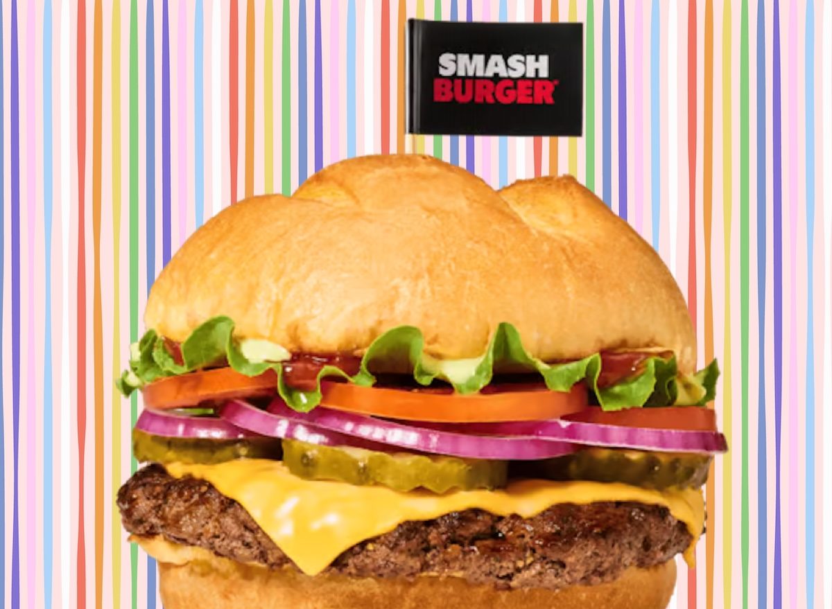 Hambúrguer smash suculento na chapa, com crosta caramelizada, acompanhado de salada verde e batata doce assada