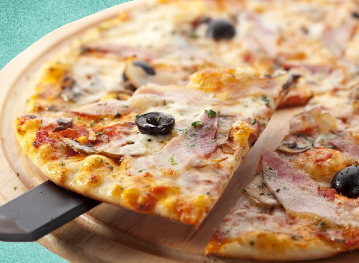 Pizza congelada sobre uma mesa ao lado de um rótulo nutricional em destaque e uma garrafa de água