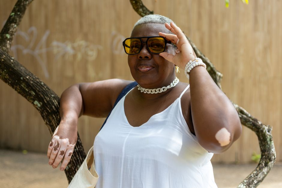 Mulher saudável de meia-idade fazendo squats com peso leve em uma academia