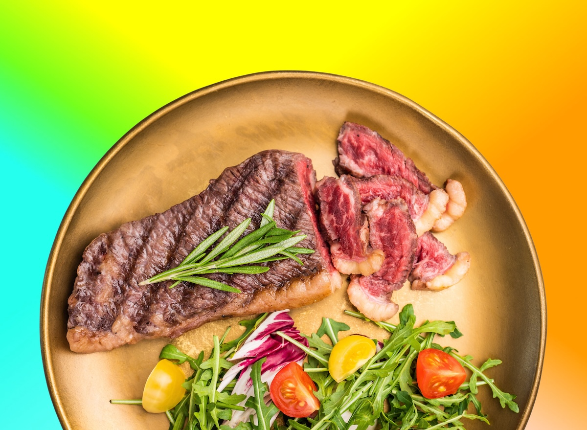 Um steak grelhado com boa marmorização e cor viva, servido em um prato simples